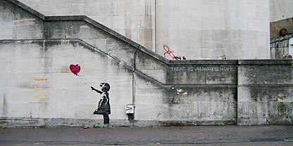 Banksy utiliza sua arte para chamar a atenção para questões sociais urgentes, incluindo a necessidade de uma educação equitativa e acessível para todos.